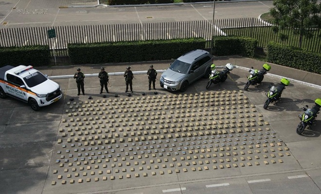 Policías con los 431 kilos de estupefacientes incautados