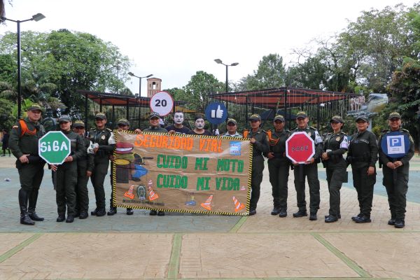 La Policía Nacional junto con la comunidad,  fortalece la cultura vial atreves de campañas educativas promoviendo el respeto por las normas de transito, la seguridad de peatones y conductores 