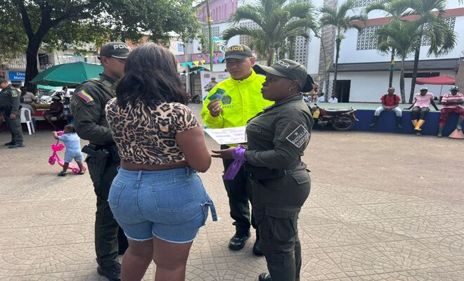 Tres policias entregando un volante de las rutas de atención