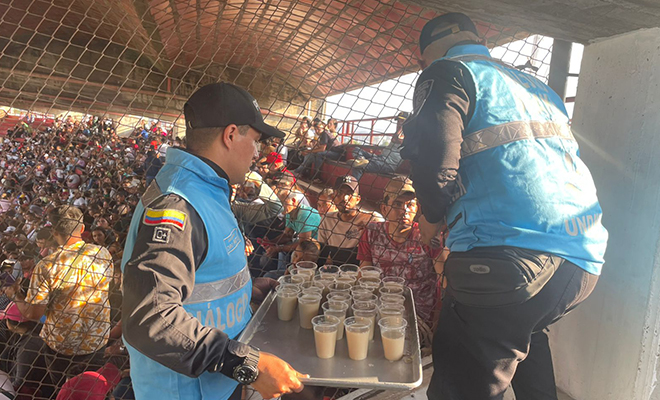 Nuestros compañeros de la UNDMO comparten refrigerios con con el propósito de suplir necesidades básicas de alimentación y llevar un mensaje de solidaridad.