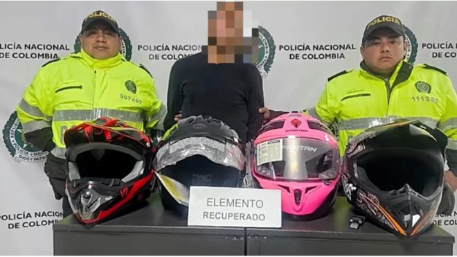 Gracias a la oportuna reacción de la comunidad y la patrulla de vigilancia, la Policía Nacional recuperó varios cascos de motocicleta que habían sido sustraídos tras dañar una ventana del establecimiento.