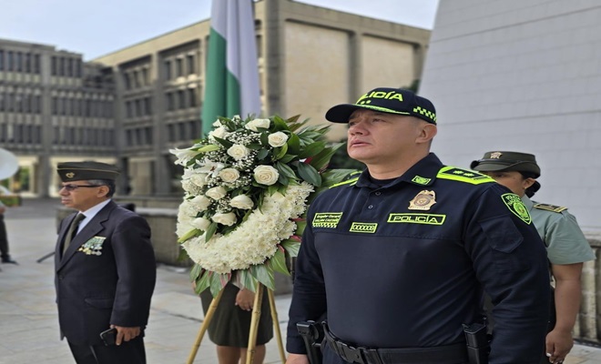 Un homenaje solemne a la memoria de los hombres y mujeres que ofrendaron su vida por los colombianos