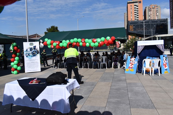 Un policía animando a los niños y niñas 