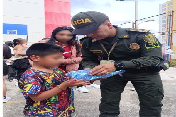 Un policía entregando un regalo a un niño