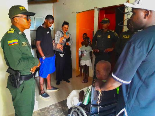 Un uniformado hablando con los familiares del señor Narciso