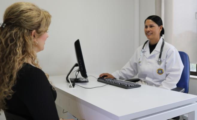 Una de las causas más comunes es el virus del papiloma humano, el cual puede prevenirse con vacunación