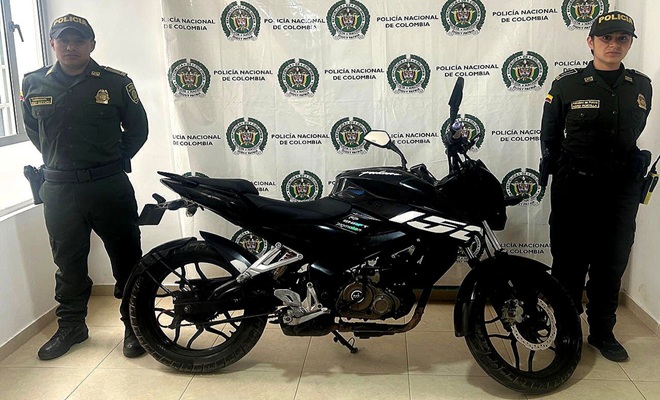 Dos polic&iacute;as y una motocicleta recuperada