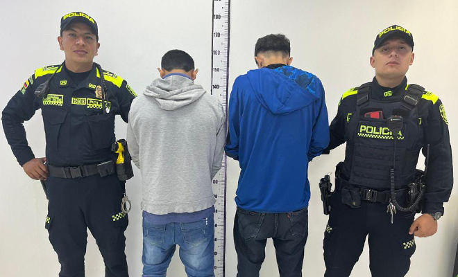 La rápida y oportuna reacción de la patrulla de vigilancia permitió la captura de dos hombres que pretendían huir con el dispositivo móvil en una motocicleta.