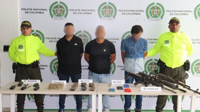 Uniformados de la Seccional de Investigación Criminal de la Policía Nacional con tres capturados junto a material incautado.