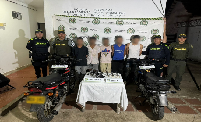 Iban en dos motocicletas y portaban tres pistolas 