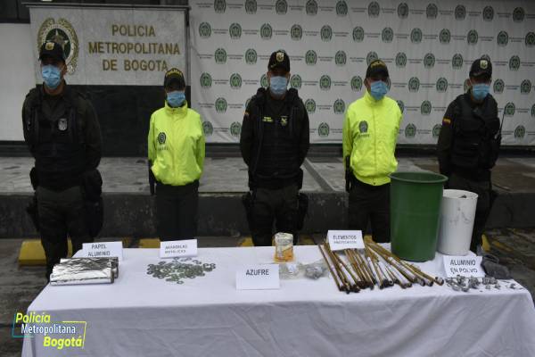 persona capturada-policías custodiando