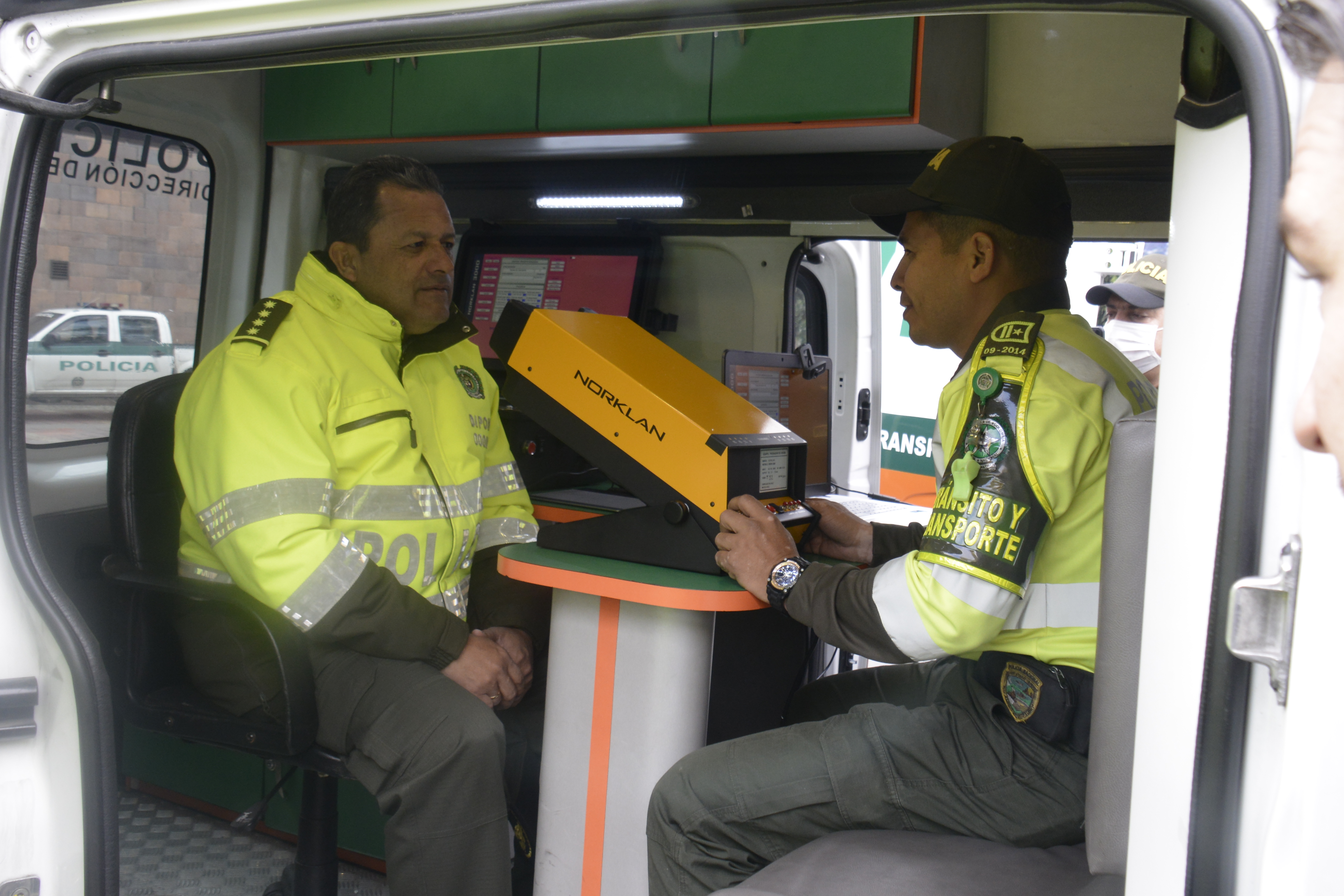 la acción de frenado en carretera demanda una serie de conocimientos que difieren un poco de la manera en que se conduce en vías urbanas