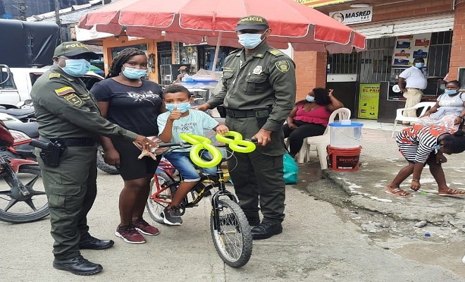 A Sofía y Santiago les regalamos bicicletas y cumplimos sus sueños.