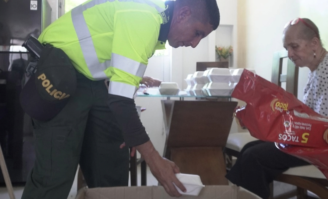 Acomodando las comidas en cajas para transportar y repartir en los lugares mas necesitados