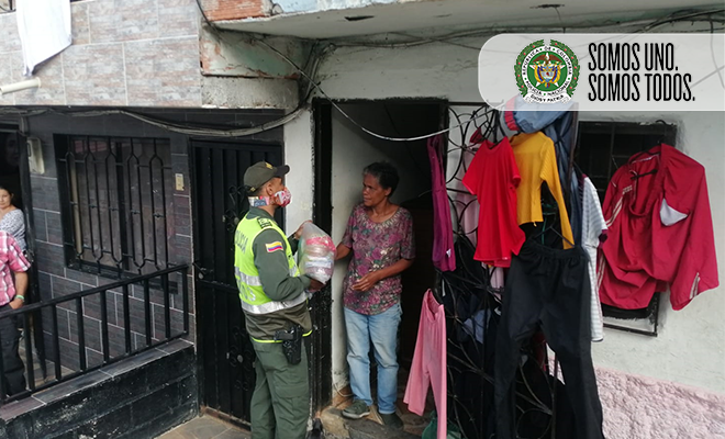 Momento de la entrega de ayudas a comunidades vulnerables de Medellín