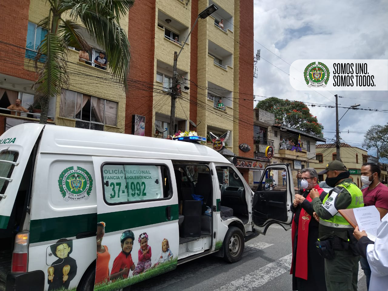 Entrega de recomendaciones a ciudadanos en viacrucis en Medellín