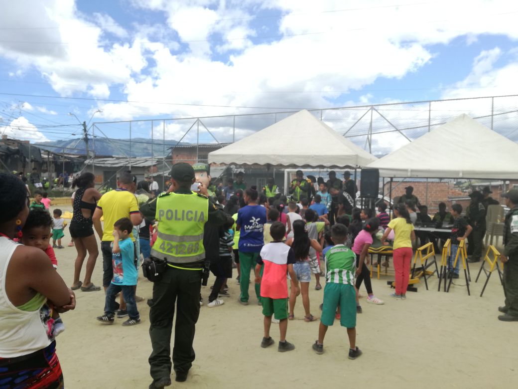 Recreación por parte de Policías en comuna 13 de Medellín