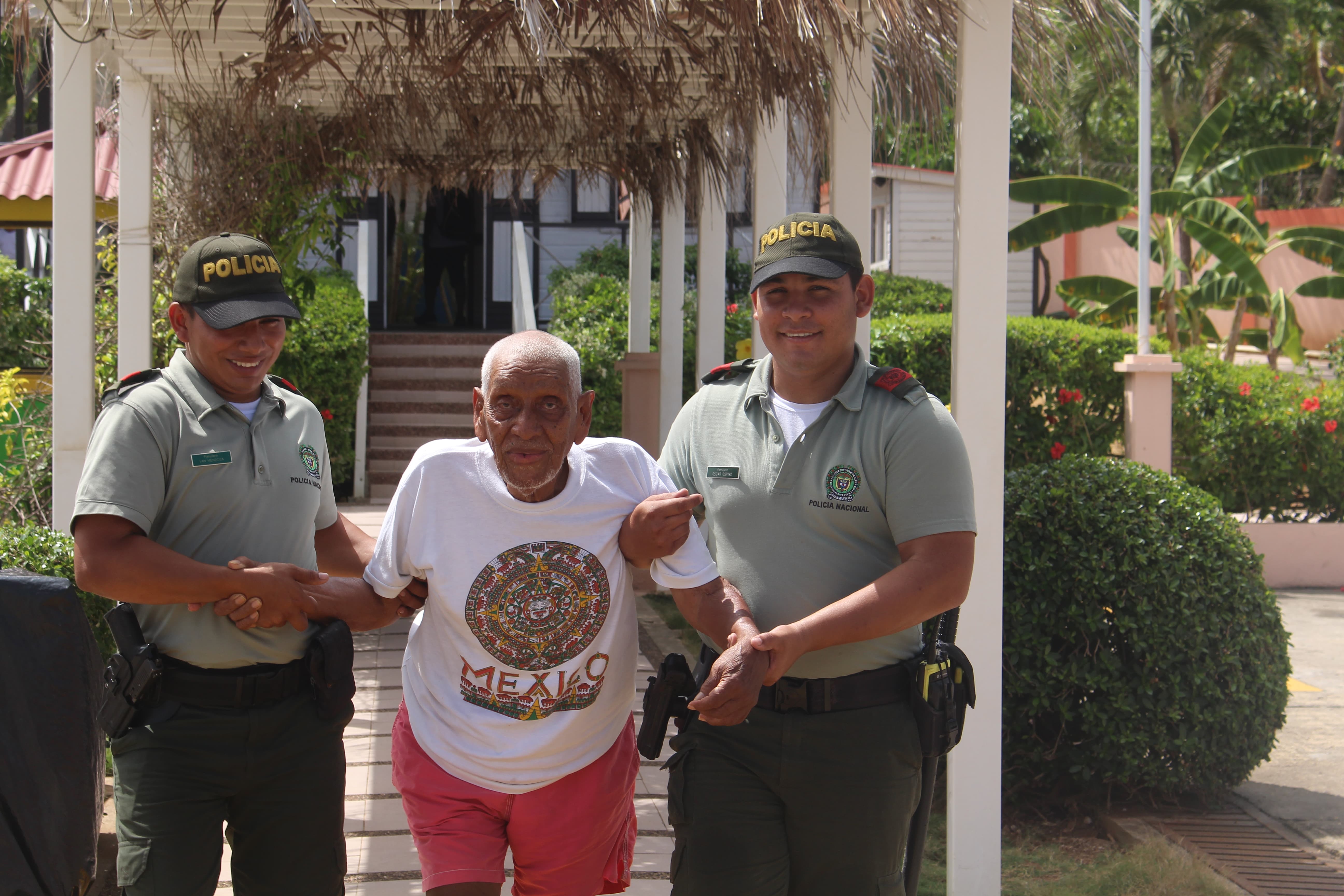 Abuelitos del ancianato ‘San Pedro Claver’ disfrutaron un día de playa con la Policía Nacional