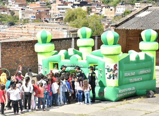 Actividad ludica en saltarin con los niños, niñas y adolescentes. 