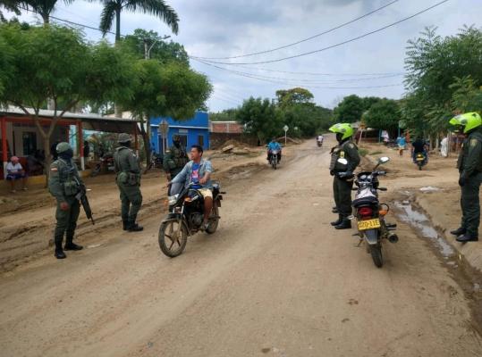 Policía registrando, control y solicitud de antecedentes