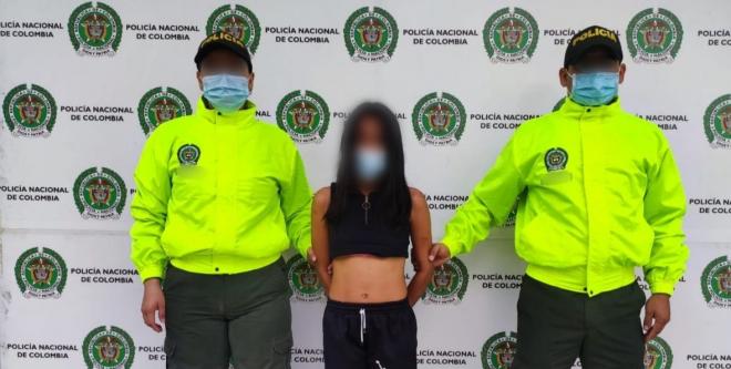 1 persona capturada-policías custodiando