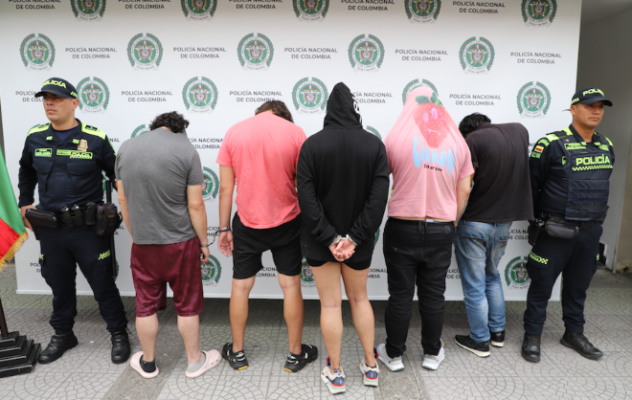 Personas capturadas-policías custodiando 