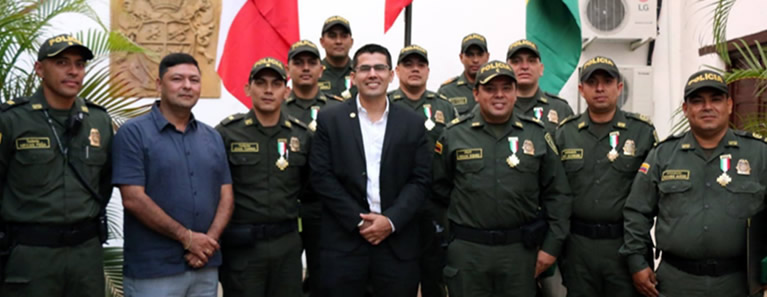 alcaldia-piedecuesta-santander-colombia-condecoracion-policia