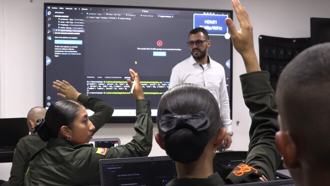 Estudiantes de la ESAGU en clase de programación 