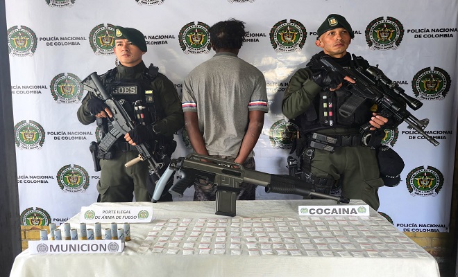 La Policía Nacional incautó una escopeta italiana, munición y cocaína durante un patrullaje del Grupo de Operaciones Especiales.