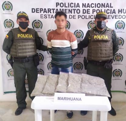 una persona capturada-policías custodiando