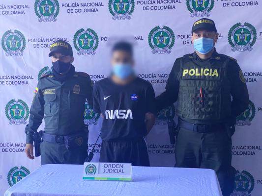 1 persona capturada-policías custodiando