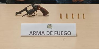 Le hallaron en pretina del pantalón un arma de fuego tipo revólver calibre 38 milímetros. 