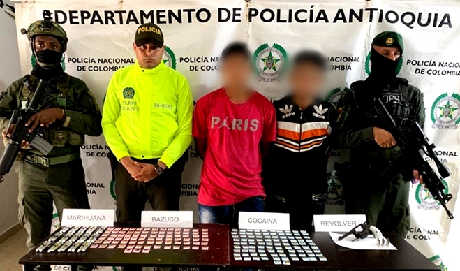 dos capturados custodiados por la policía nacional
