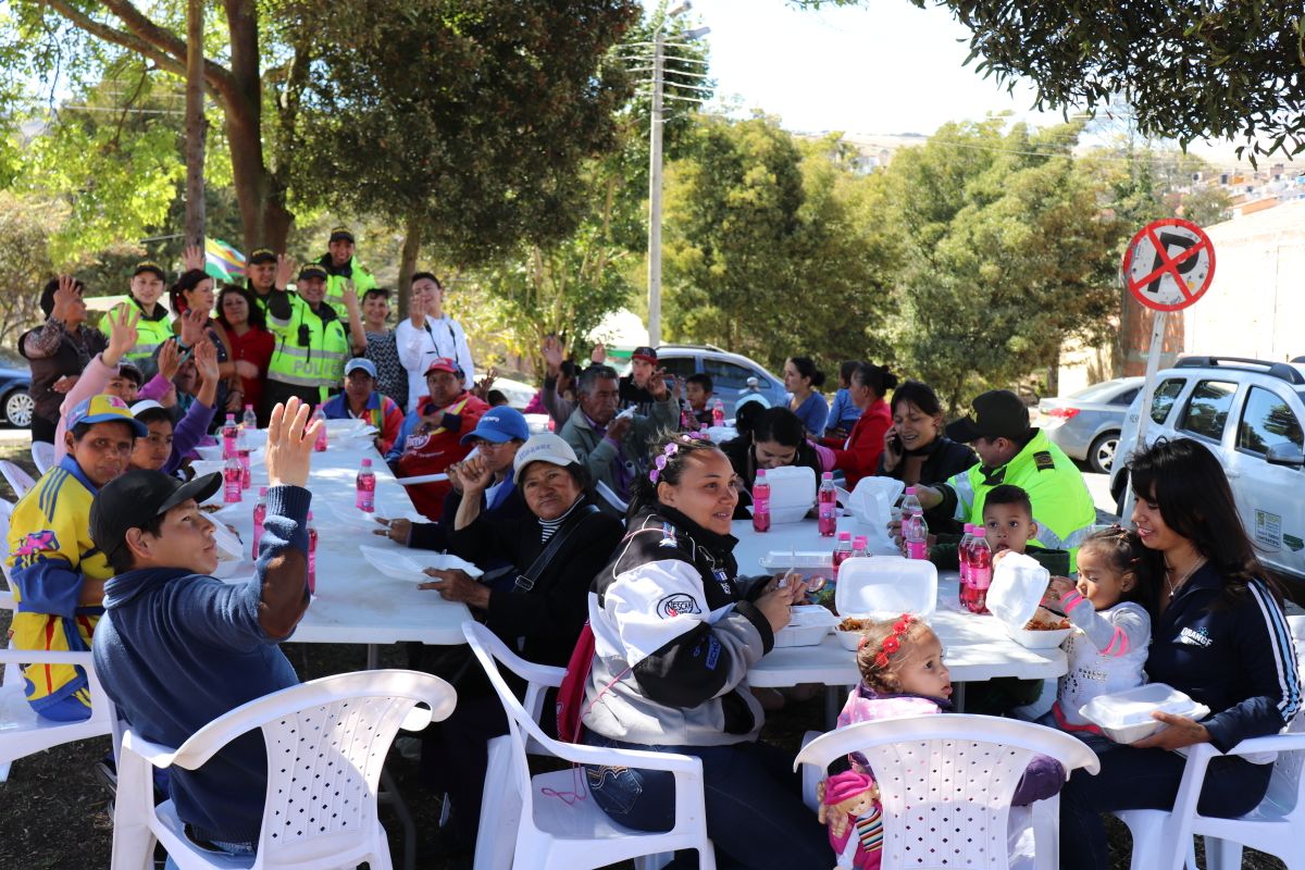  almuerzo-comunitario-habitantes