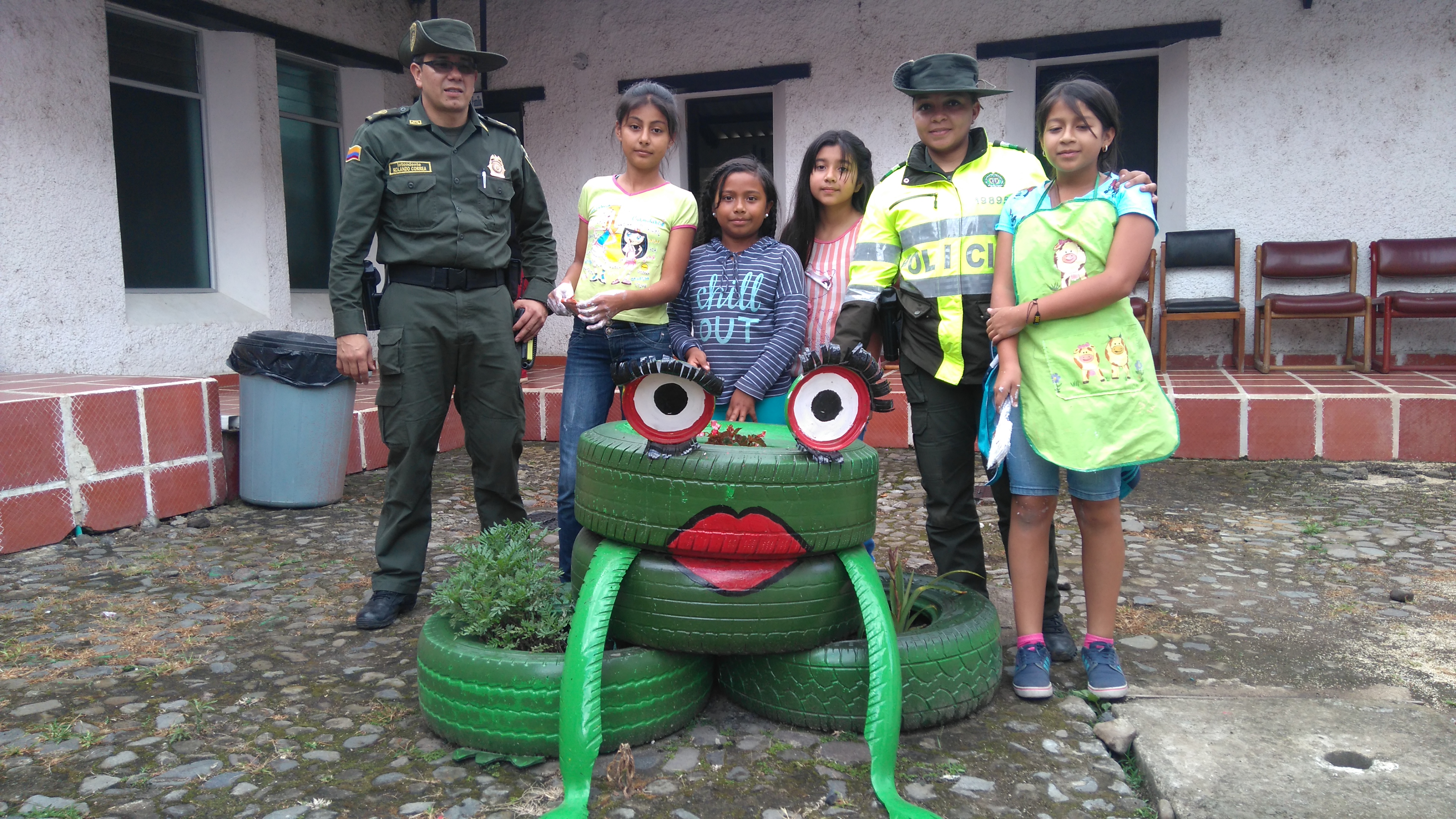 policia-campana-ambiental-sandona-llantas