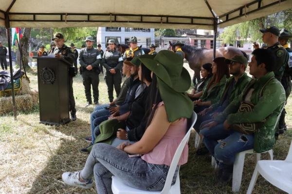Director  de la Escuela de Carabineros Alejandro Gutiérrez explica la actividad de la reorestación 