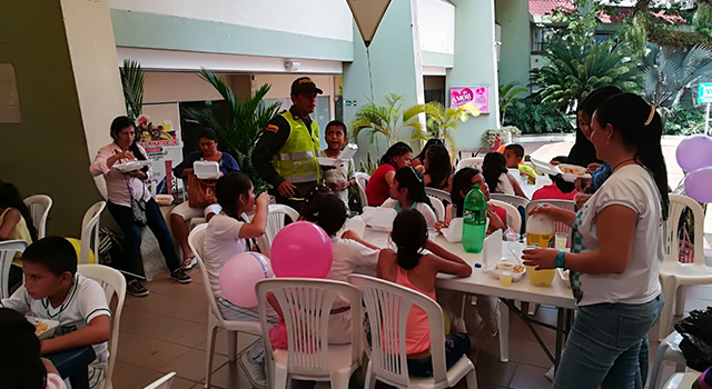 La Policía Nacional-le-brindó-un día especial-y-divertido-a-40-niños y niñas-de-Vista Hermosa