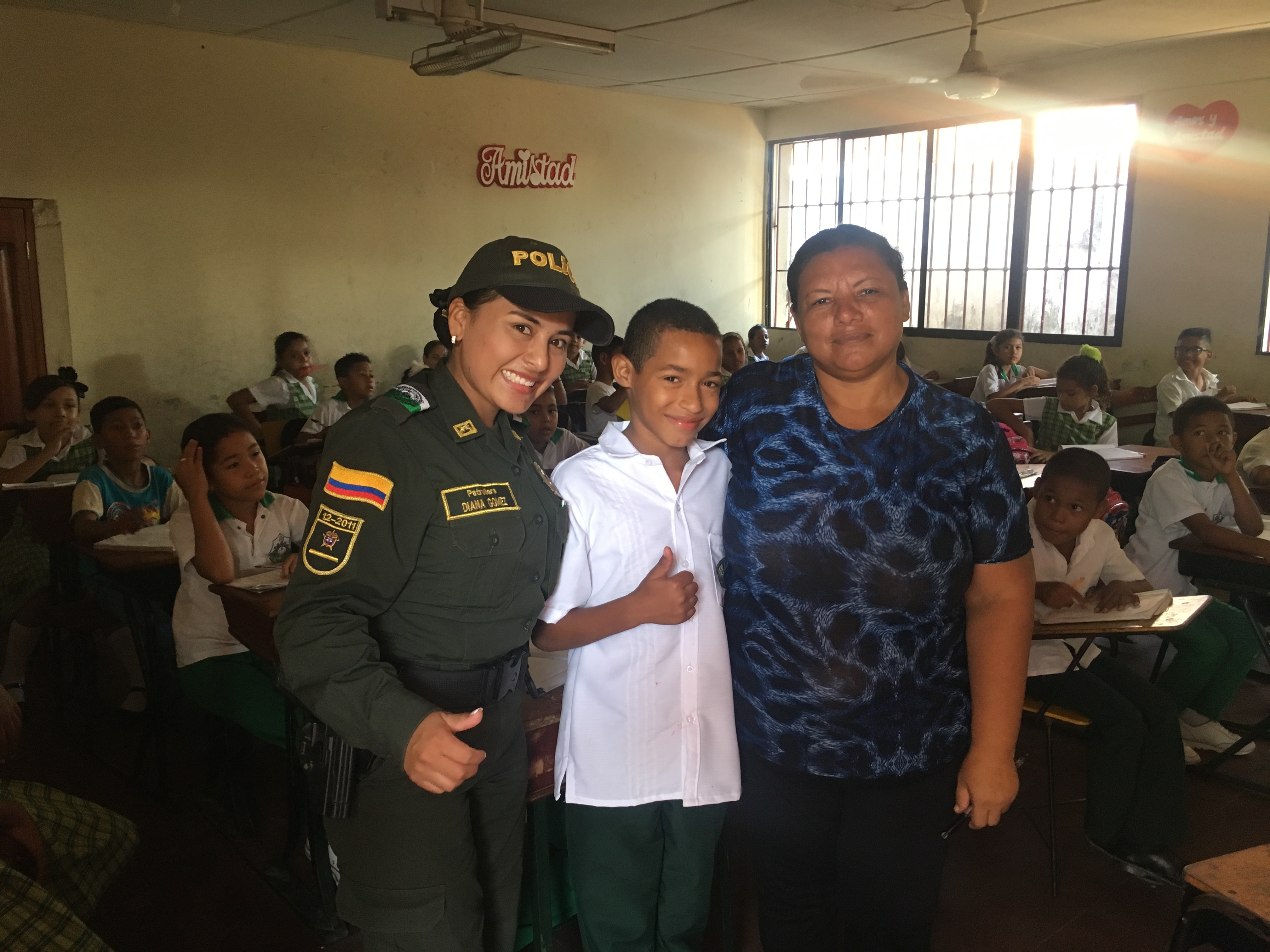 Policía nacional ayuda a niño de 11 años a luchar por sus sueños.
