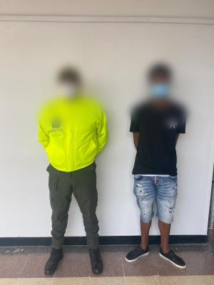 1 persona capturada-policías custodiando