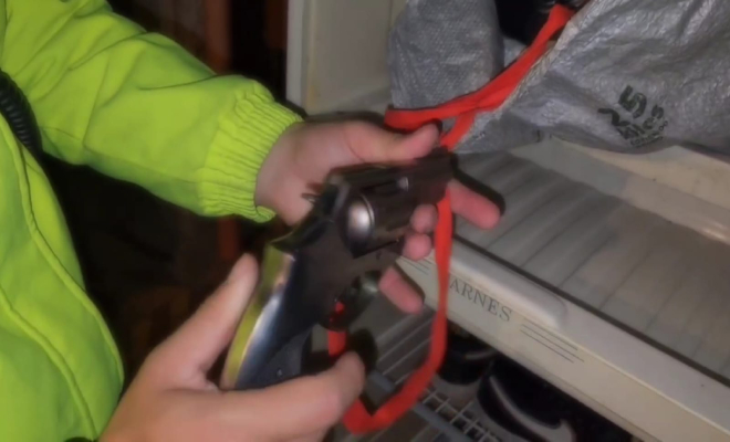Arma de fuego escondida al interior de una refrigerador en allanamiento