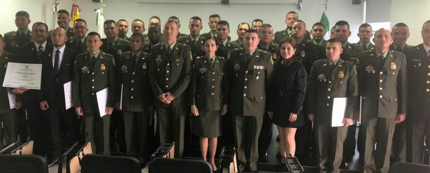 grupo de uniformados graduados de armeros 