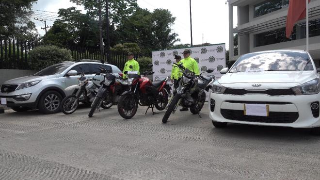 Un vehiculo y una camioneta recuperada