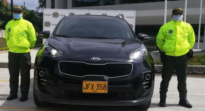 1 vehículo recuperado-policías custodiando