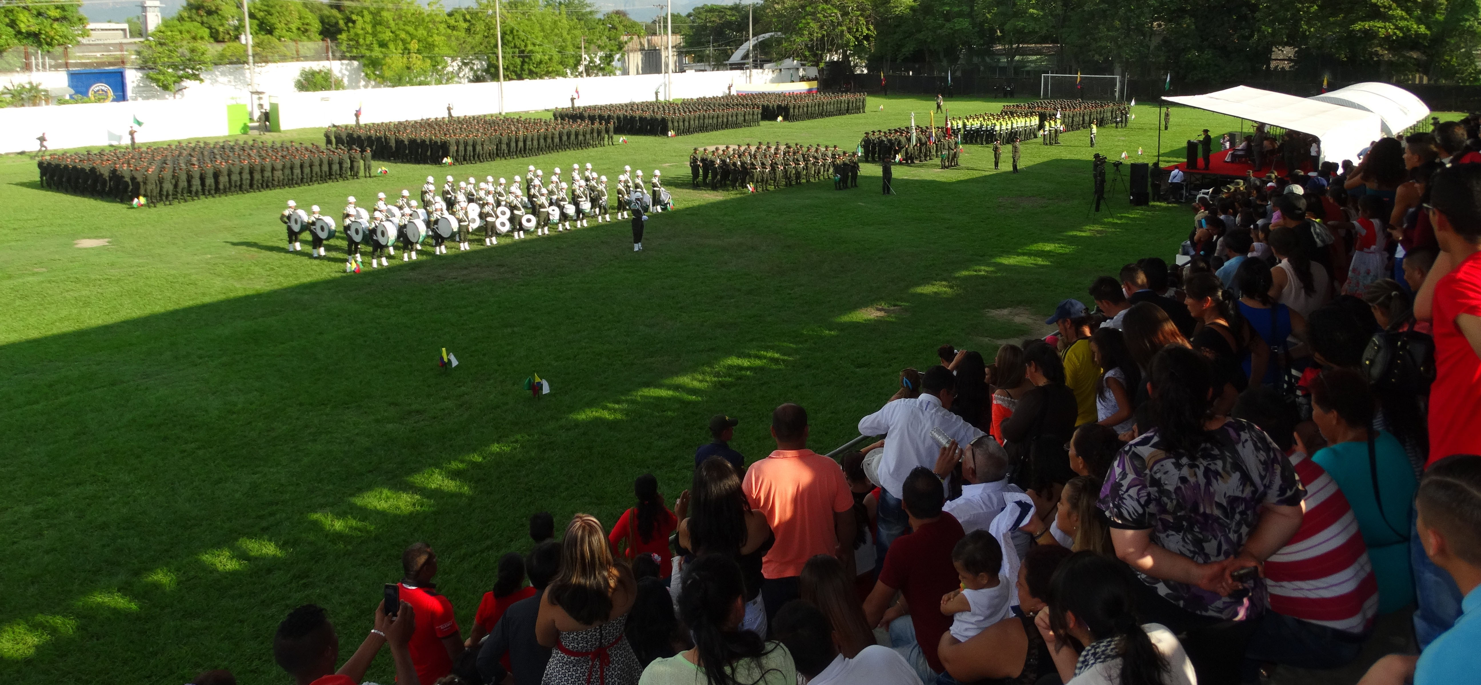 Ceremonia de juramento de bandera de 1102 Auxiliares de Policía de la Escuela de Policía Gabriel González 