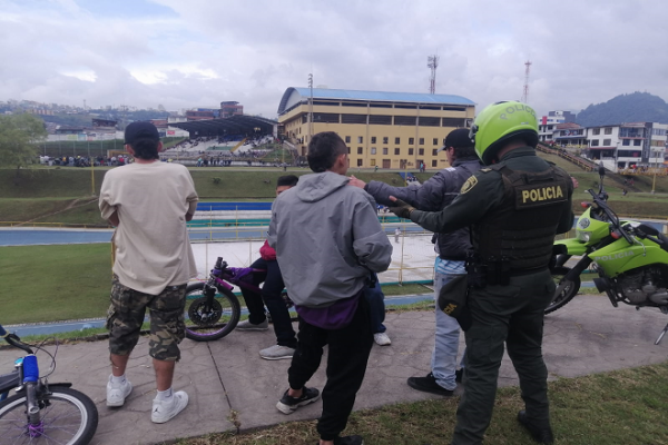 Policía requizando ciudadanos
