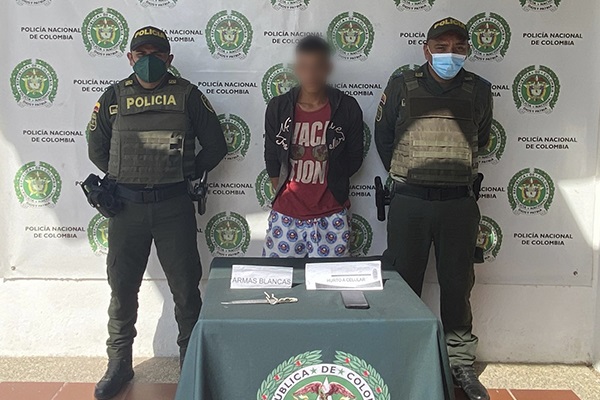 1 persona capturada-policías custodiando-elementos incautados