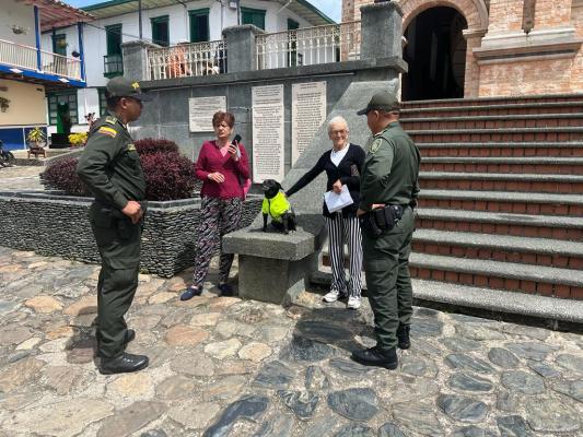 Perrito Policía luciendo con orgullo el uniforme de la Policía Nacional