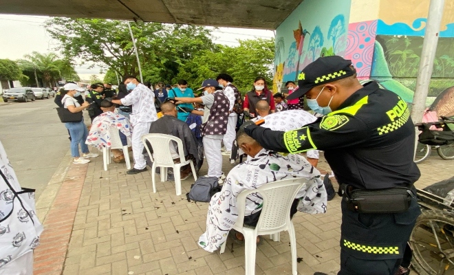 Policia comunitaria peluquenado a seres sociales 