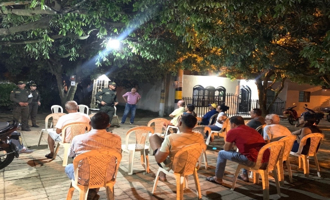 El grupo de la Policia comunitaria realizando campaña de seguridad