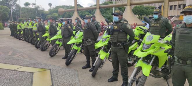 Policías con motocicletas policiales 